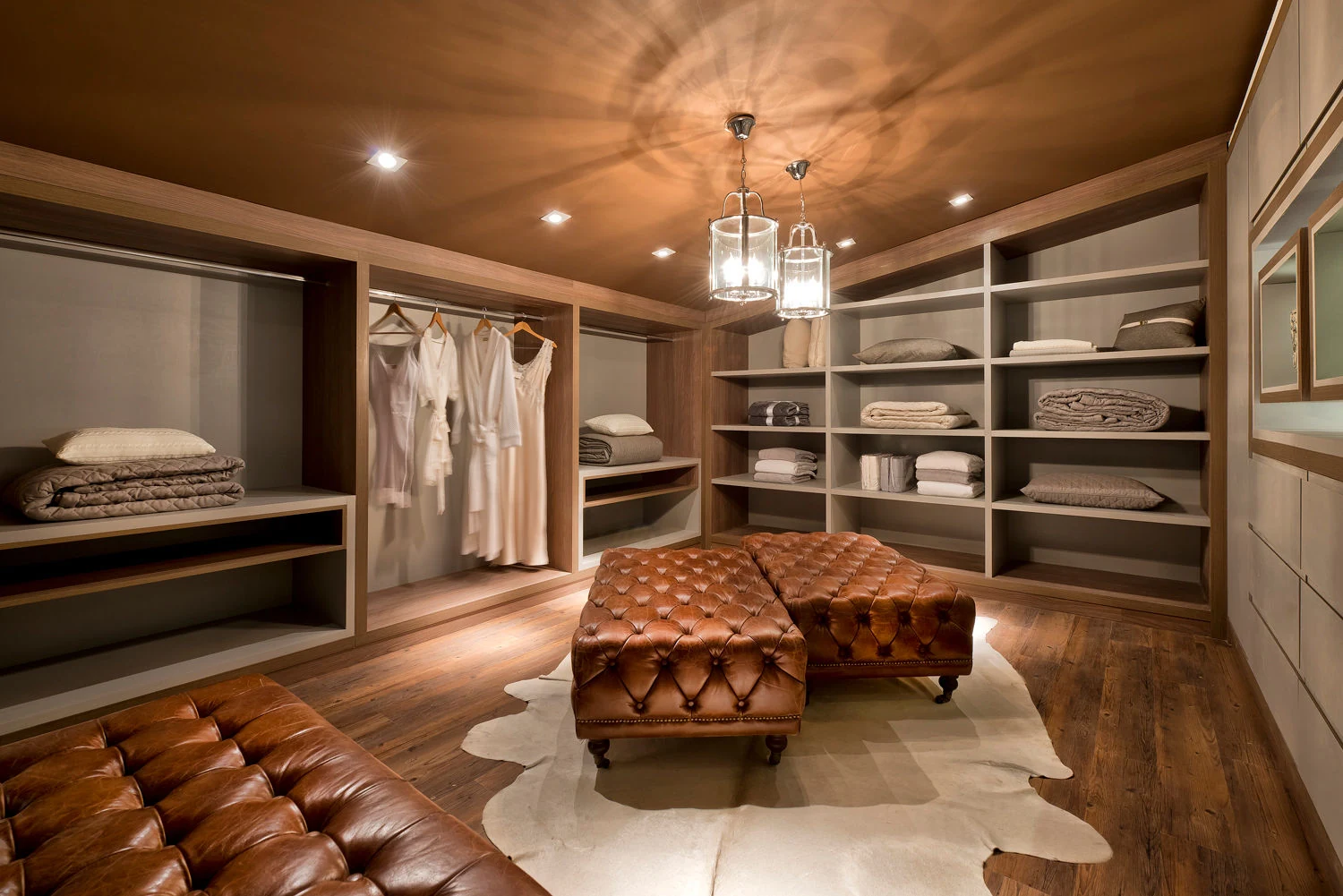 Closet planejado com armários cinza, piso e teto de madeira