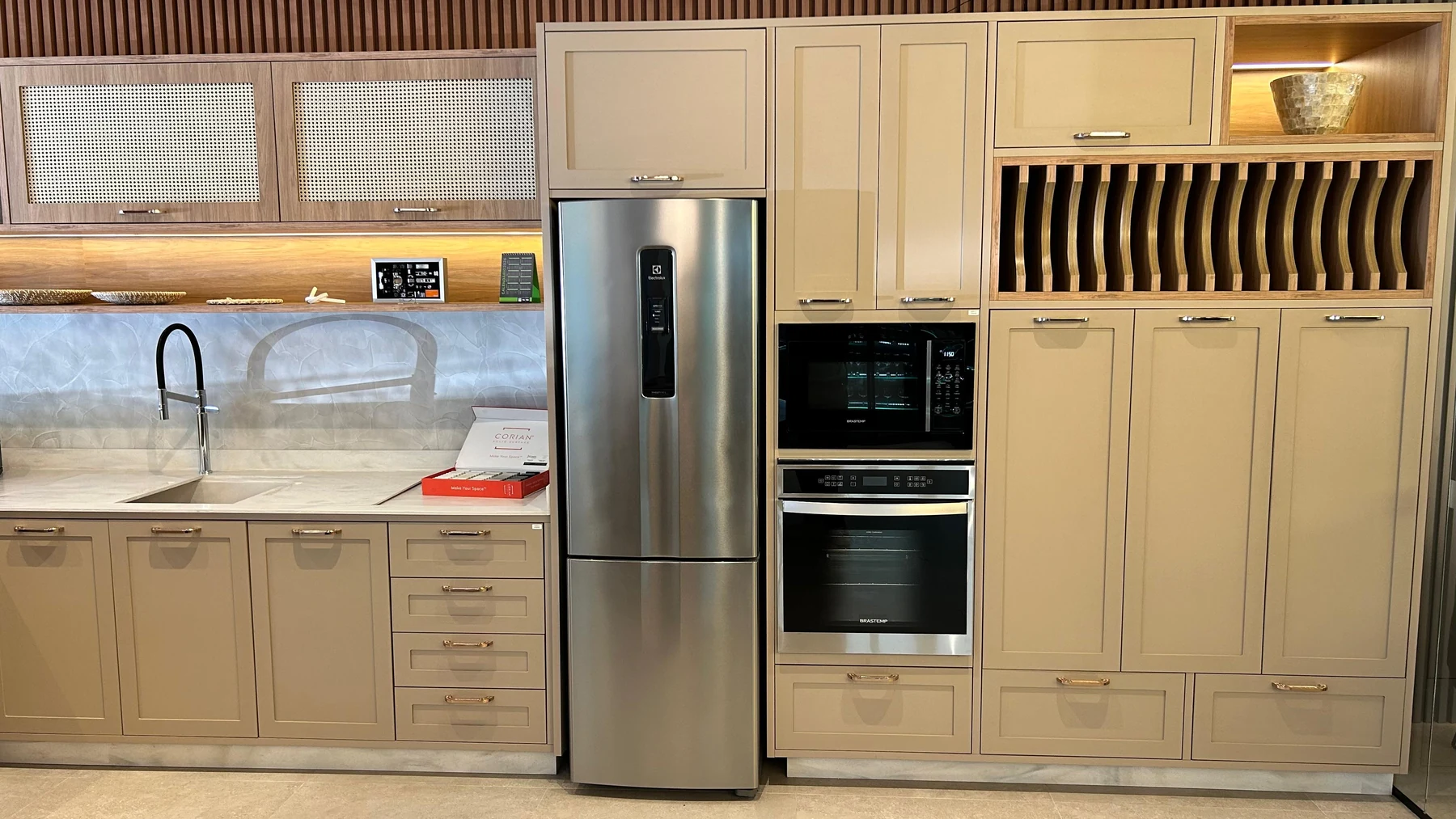 Cozinha real com armários claros, portas emolduradas e detalhes amadeirados