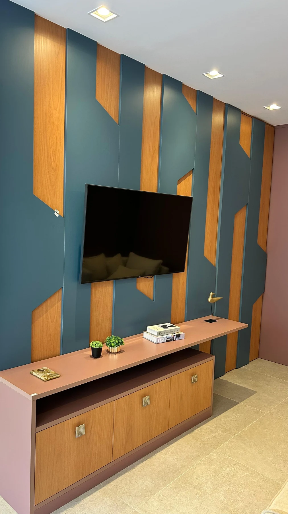 Painel real de televisão com composição geométrica em madeira e azul